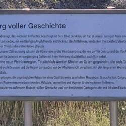 Auf dem Weg: Lehrpfad auf dem Hügel "Pech de Moulins"