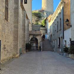 Vor dem Aufstieg zur Burgruine 🏰, noch kurz in die Kirche ⛪️, 13.Jh.(links).