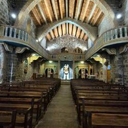 Gewölbter Chor; Erinnerung an die Form eines umgekippten Bootes.