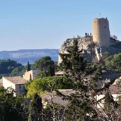 Hier oben entdeckten wir diese Burg. Unser nächstes Ziel.