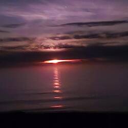 Eso es la luna poniendose