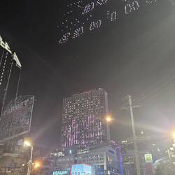 Das, was da oben im Himmel zu sehen ist, sind kleine Drohnen mit Lichtern.