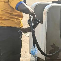 So testen wir übrigens die Qualität das Diesels bevor wir tanken.