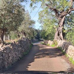 Durch kleine, enge Bergdörfchen