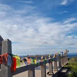 Die Stupa mit ihren bunten Gebetsfahnen...