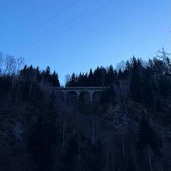 Da fährt die Bahn entlang