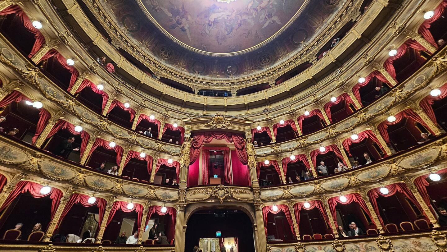 Das Opernhaus von Nizza ist ein altehrwürdige Bau, errichtet zwischen 1883 und 1885.