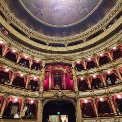 Das Opernhaus von Nizza ist ein altehrwürdige Bau, errichtet zwischen 1883 und 1885.