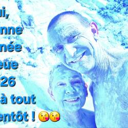 Photo-souvenir bleue de massages à l'argile sur une plage crétoise abandonnée 😜