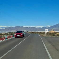 Auf dem Weg nach Almerimar, voraus die schneebedeckte Sierra Nevada.
