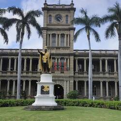 Iolani Palace mit Königstatue