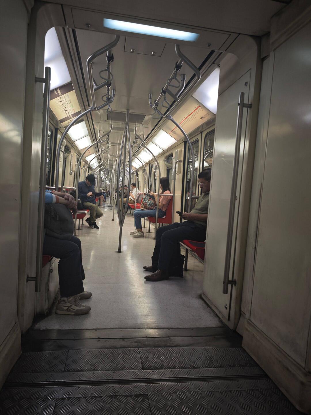 Früh am Morgen sind die Metros noch schön leer gewesen.