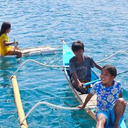 Kriminell zusammengeflickte Boote aus angeschwemmten Überresten.