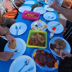 Frühstück kurz vor 08:00 am Boot.
