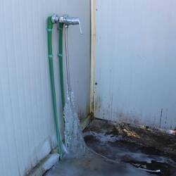 Wasser laufen lassen, dann gefriert es nicht