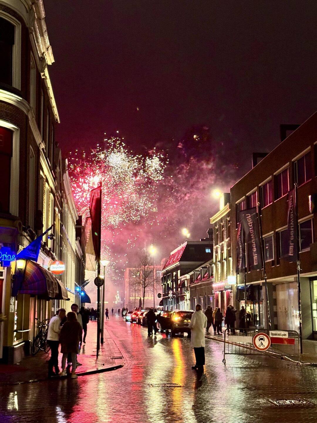 Ein letztes Mal darf privat in den Niederlanden geböllert werden. Das merken wir 🙃.