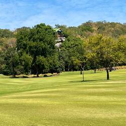 Oben auf der Hügel lebt ein Mönch, schone Aussicht auf dem Golfplatz