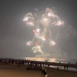 Feuerwerk von einem Frachter (Bühne) auf dem Meer