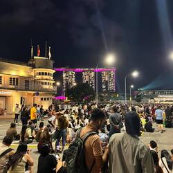 Es füllt sich langsam auf der Anderson Bridge, mit Blick auf die Marina Bay und Marina Bay Sand