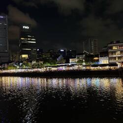 Am Singapore River