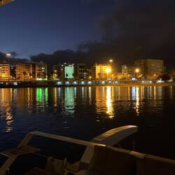 Blick vom Ankerplatz auf die Stadt