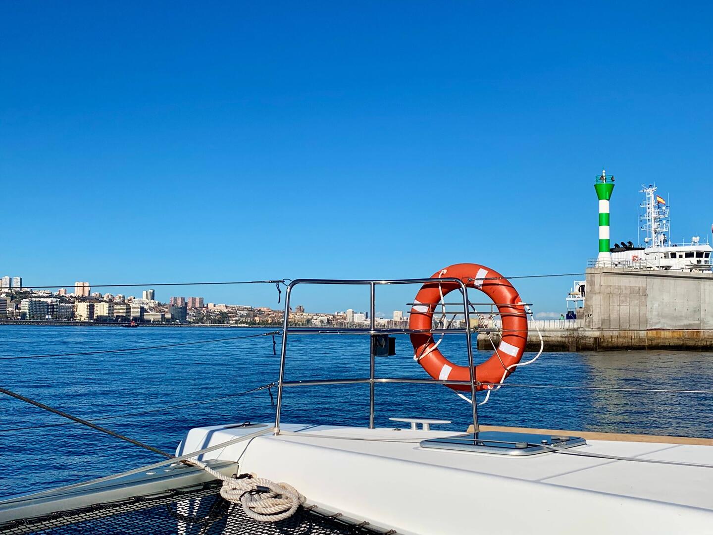 Einfahrt in das große Areal des Yachthafens