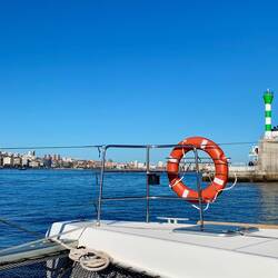 Einfahrt in das große Areal des Yachthafens