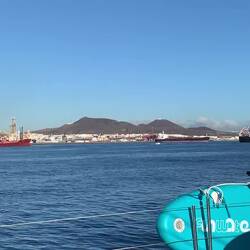 Davor liegen einige Frachter und warten auf Einlass