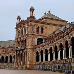 Between each set of colums (ground level) is a bench and alcove for each province