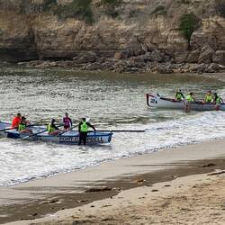 mit dem 4er Ruderboot plus Steuermann werden die Wellen abgesurft, beeindruckend schnell
