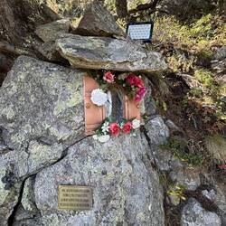 Madonna-Gedenkstein