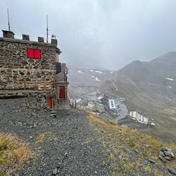 Blick von der Dreisprachenspitze auf das Passjoch