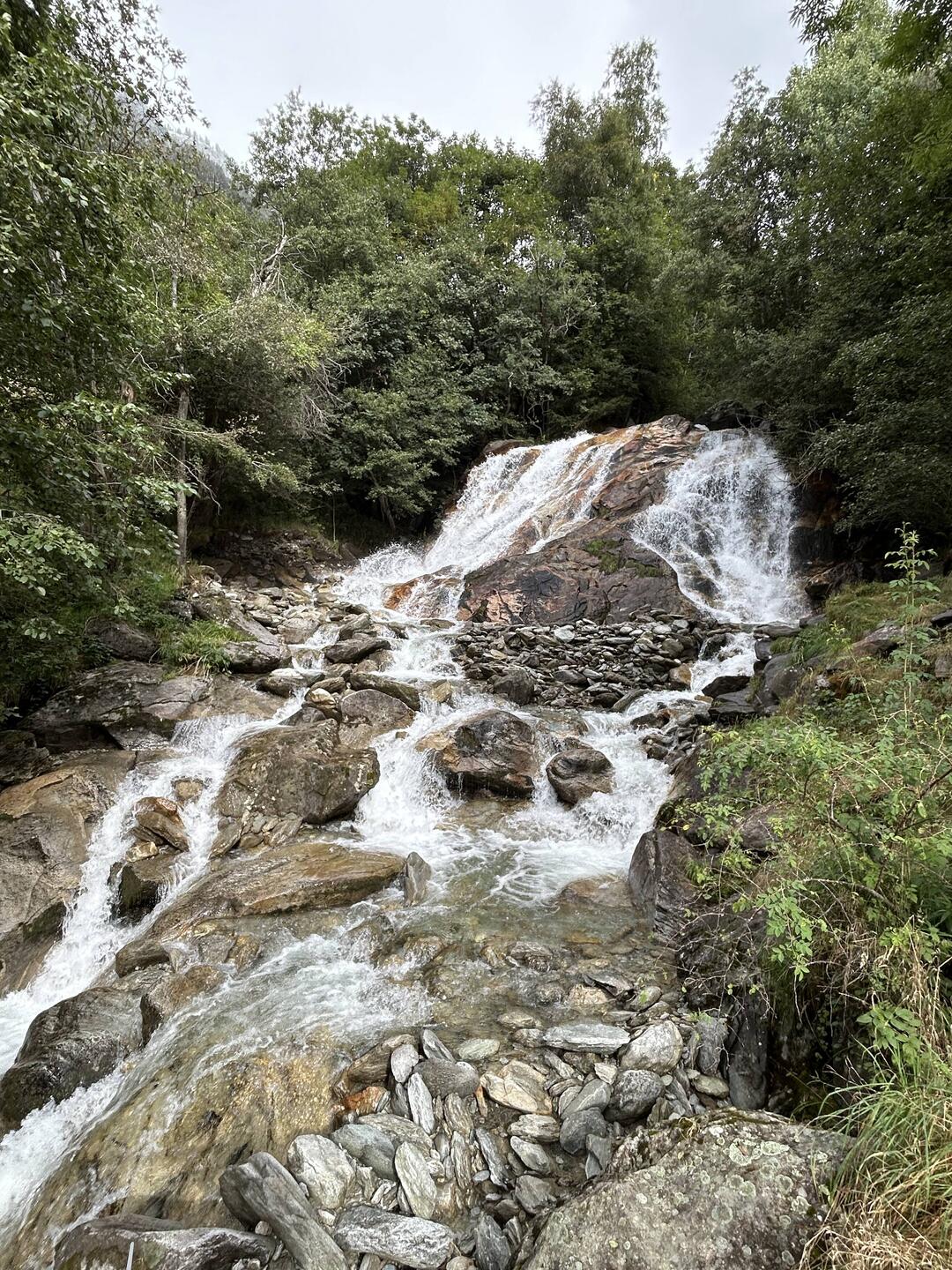 Netter kleiner Wasserfall