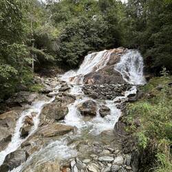 Netter kleiner Wasserfall