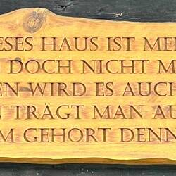 Zum Nachdenken…, stand an einem kleinen Haus.