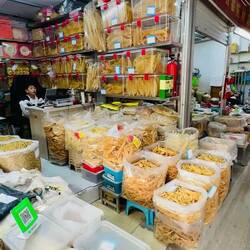 Rinde, Wurzeln, Blüten, Blätter, getrocknetes Getier