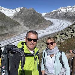 Hinter uns der Aletschgletscher