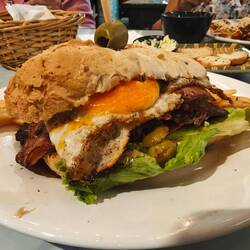 Chivito - zählt als Nationalgericht und ist ein Monster-Burger mit Schnitzel oder Steak