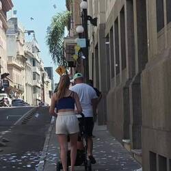 Ein Silvesterbrauch - am 31.12. werden aus den Büros Papierschnipsel geworfen