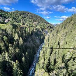 Blick von der Hängebrücke in die Rohne-Schlucht