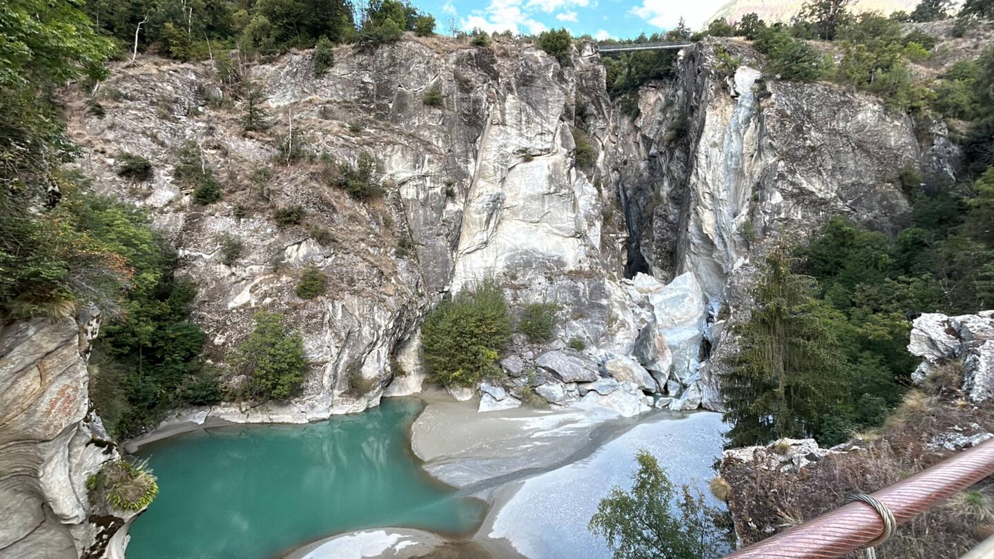 Kleiner Stausee unterhalb der Hängebrücke Bitsch