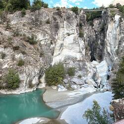 Kleiner Stausee unterhalb der Hängebrücke Bitsch
