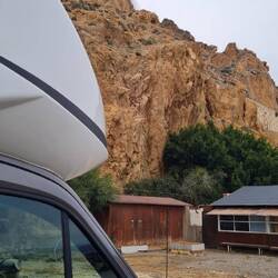 Unterhalb der Straße