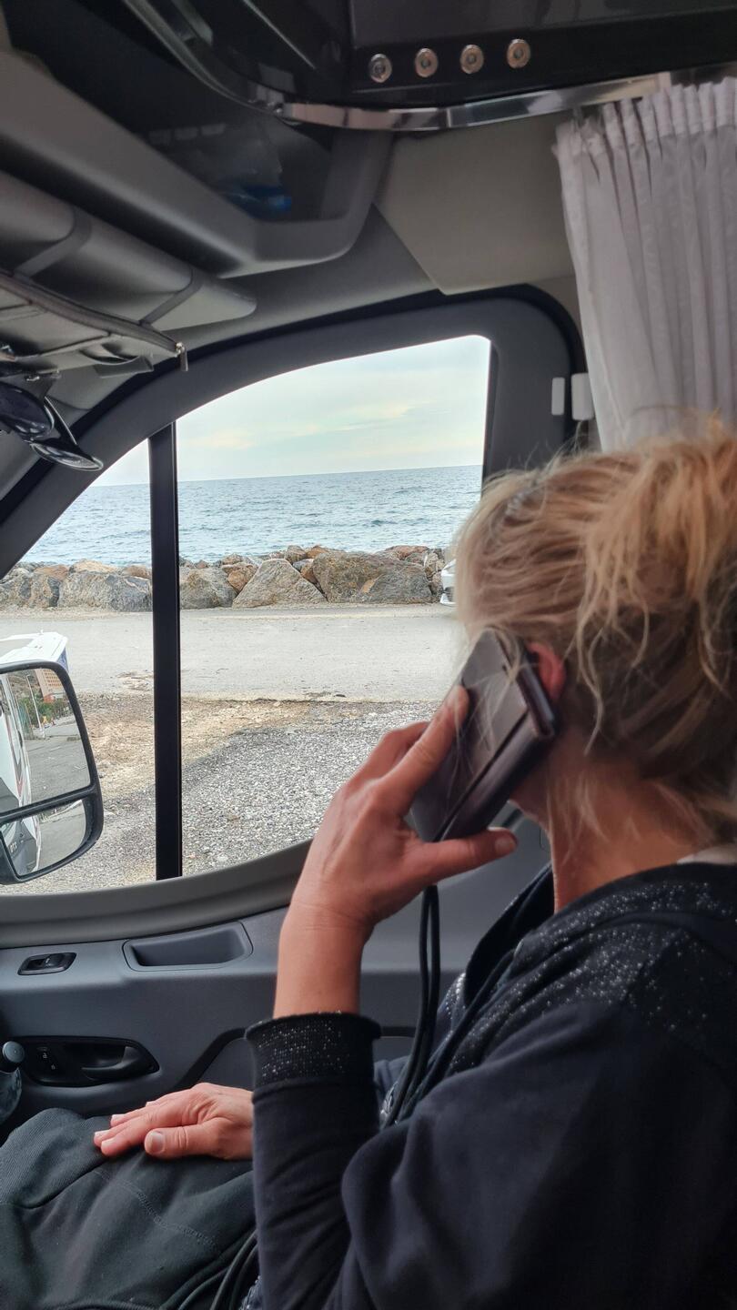 Noch telefoniert sie 😘🤪😘