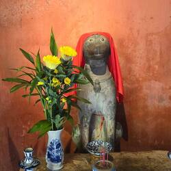 A very creepy Japanese... Guard cat?