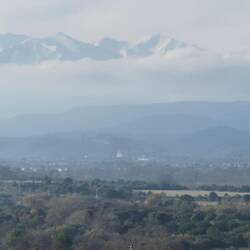 🚶‍♂️🐕‍🦺🚶‍♂️, die Fernsicht in Richtung Pyrenäen ist nicht optimal.