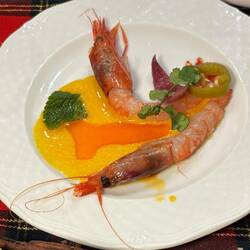 Caruso-Garnelen in Passionsfrucht leche di tigre und Jalapeño. Den hab ich nicht gegessen.