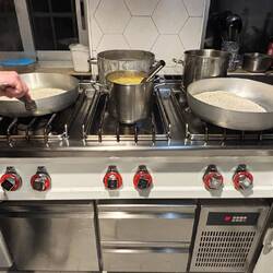 Großer Herd in kleiner Küche