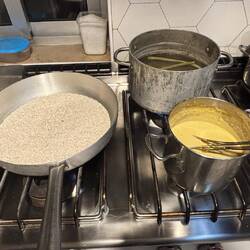 Hier brutzelnd Risotto und Curry