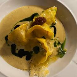 Im Ofen fertig gegarte Tortellini gefüllt mit Sardinen an Currysauce und Basilikumöl